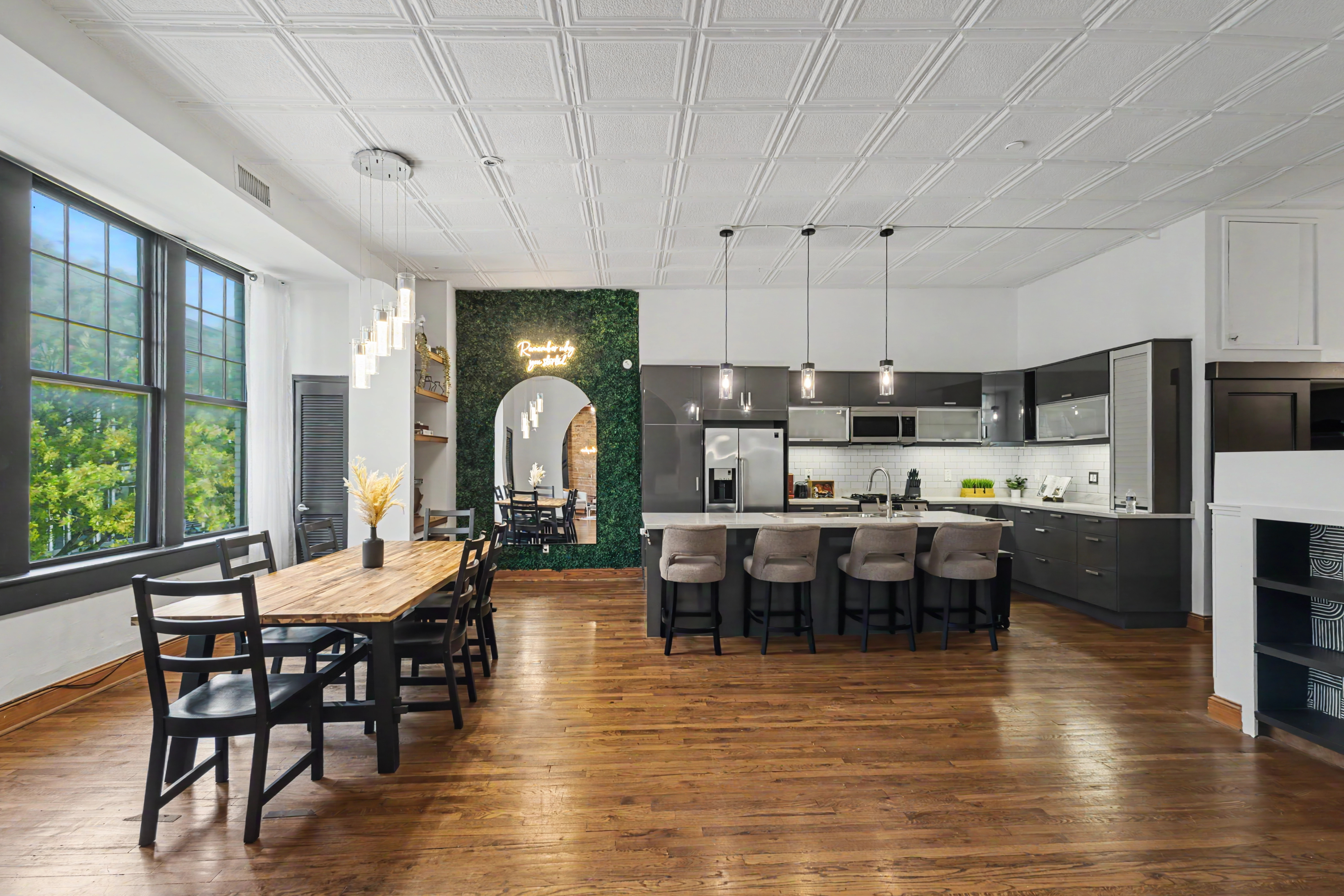 Kitchen & Dining